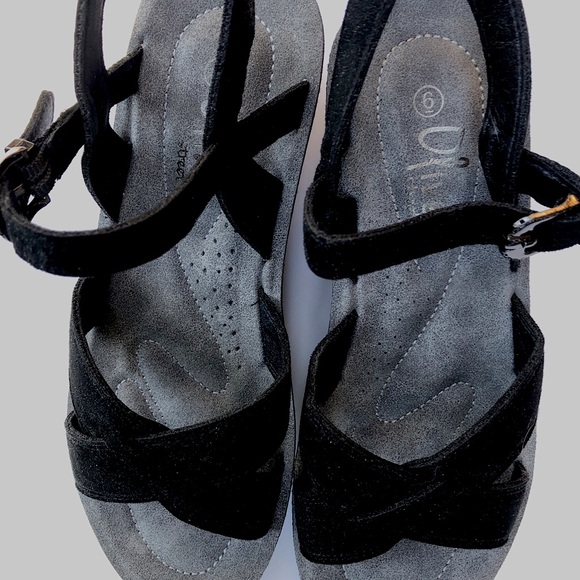 Olive Street Black Wedge Sandals Size 6 - Picture 1 of 8